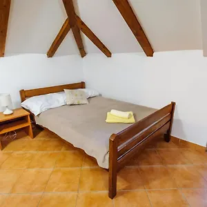 & Lucie Bed & Breakfast